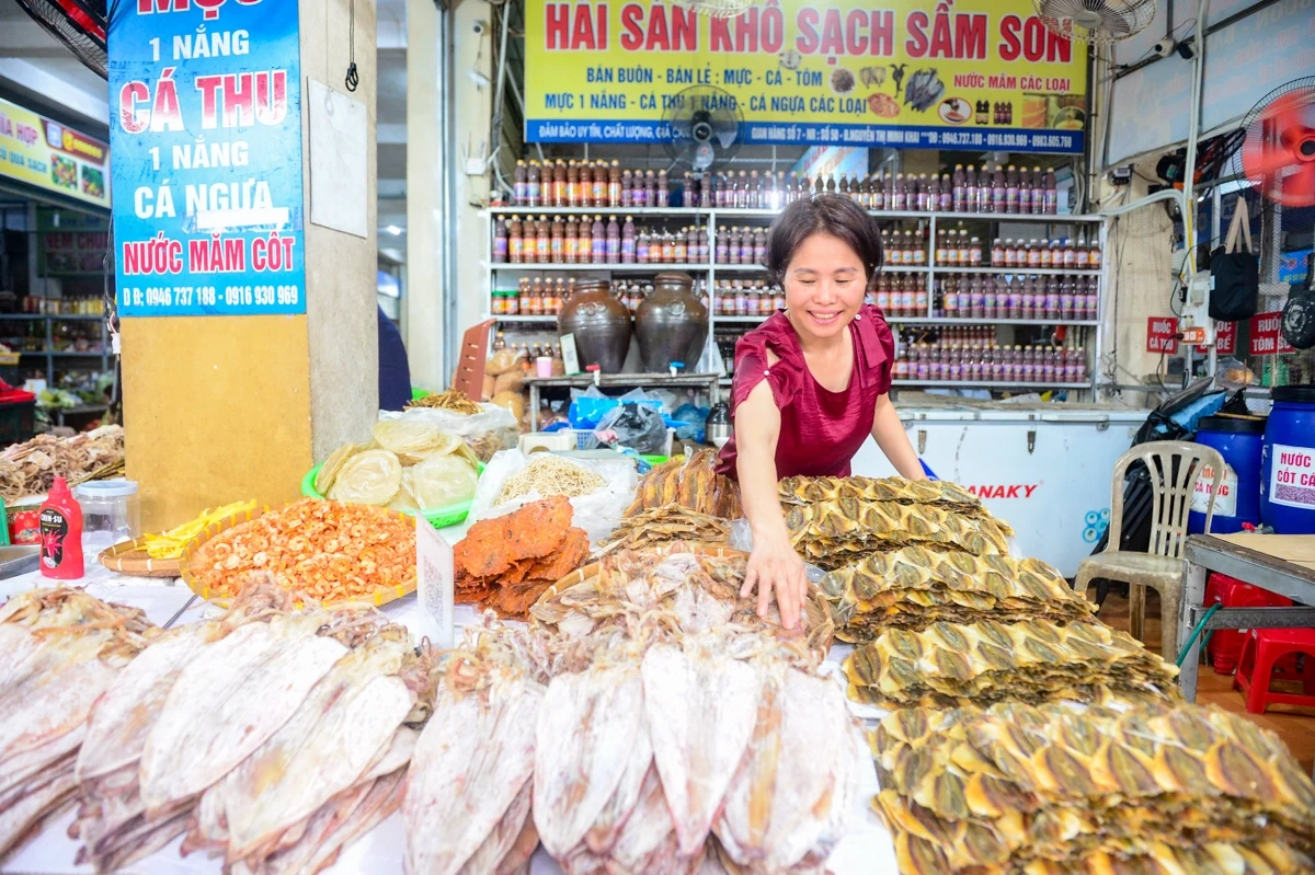 Chợ Cột Đỏ - Thiên đường hải sản giữa lòng phố biển