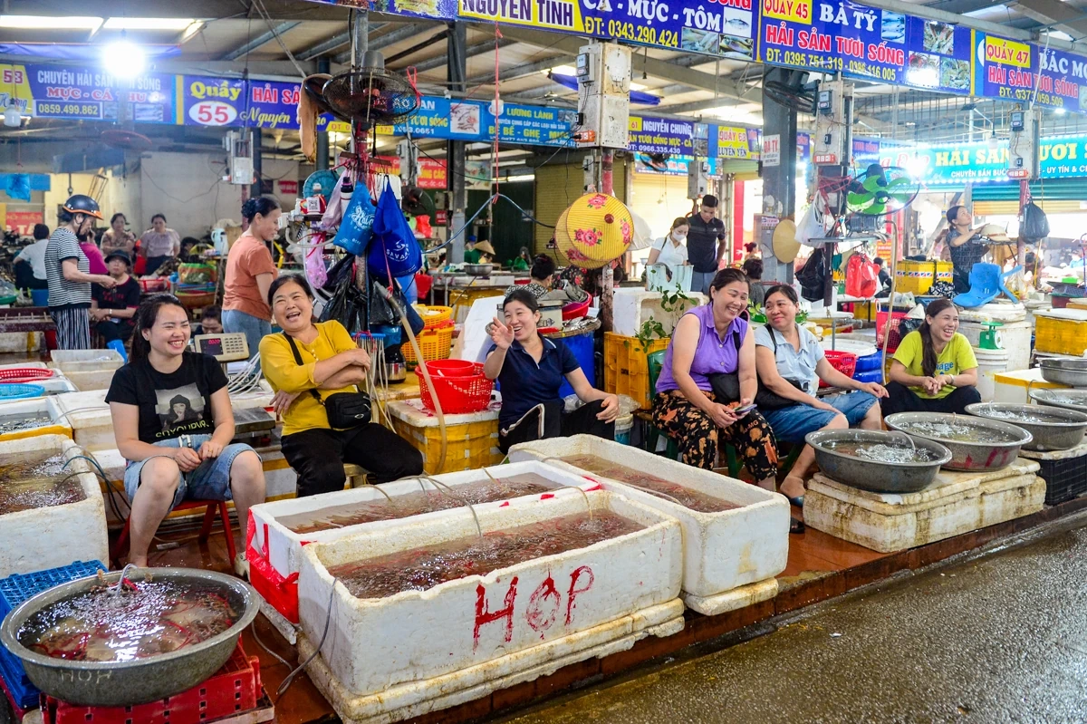 Chợ Cột Đỏ - Thiên đường hải sản giữa lòng phố biển