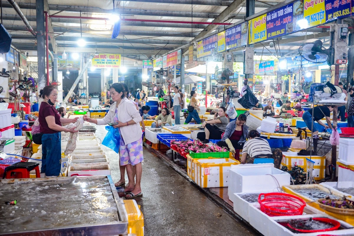 Chợ Cột Đỏ - Thiên đường hải sản giữa lòng phố biển