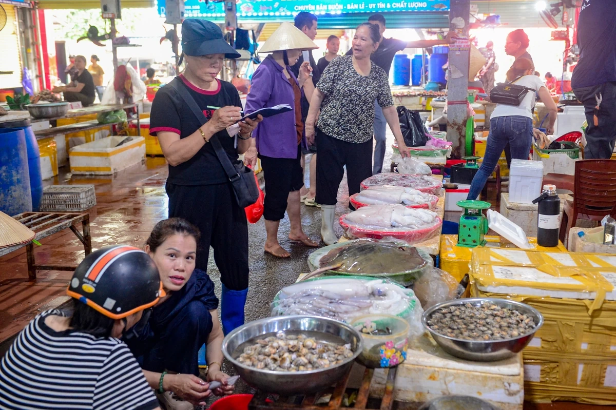 Chợ Cột Đỏ - Thiên đường hải sản giữa lòng phố biển