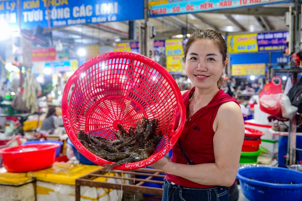 Chợ Cột Đỏ - Thiên đường hải sản giữa lòng phố biển