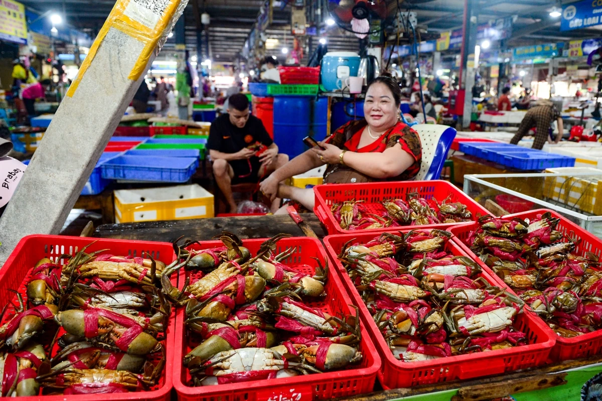 Chợ Cột Đỏ - Thiên đường hải sản giữa lòng phố biển