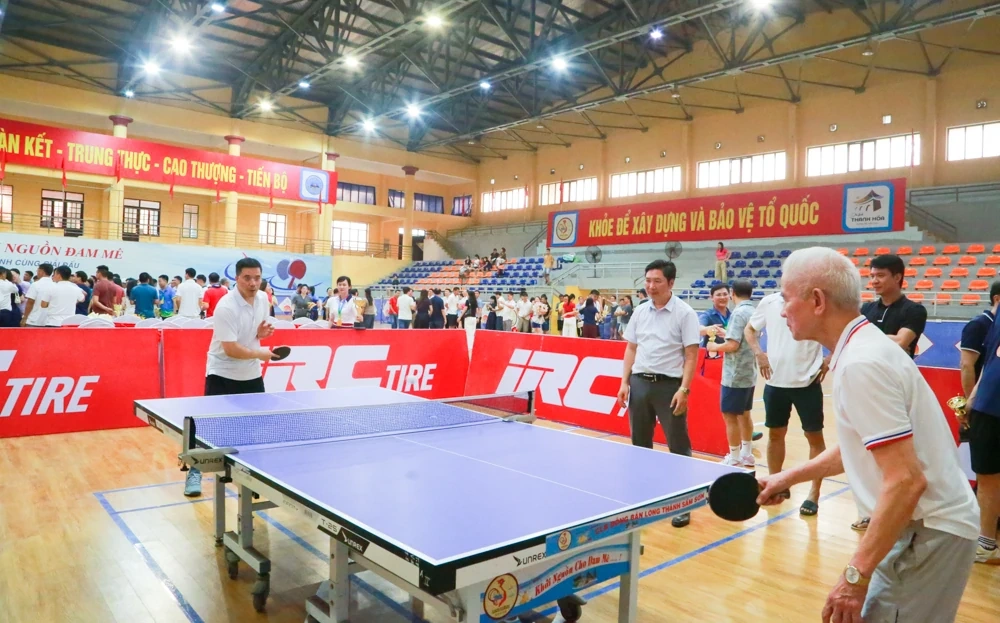 Phó Bí thư Thường trực Tỉnh ủy Nguyễn Hồng Phong giao lưu bóng bàn, động viên VĐV tại giải thể thao hè Sầm Sơn 2026