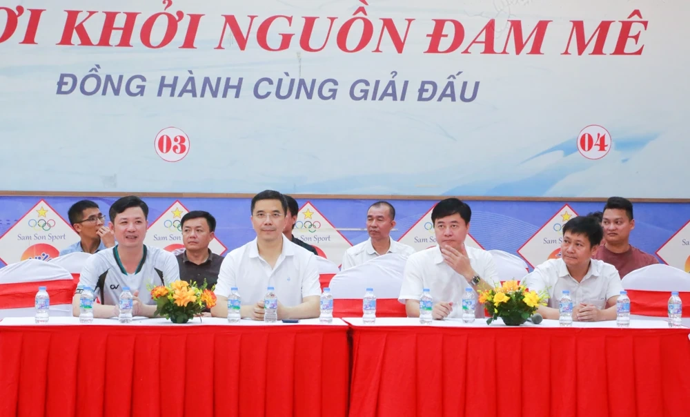 Phó Bí thư Thường trực Tỉnh ủy Nguyễn Hồng Phong giao lưu bóng bàn, động viên VĐV tại giải thể thao hè Sầm Sơn 2026