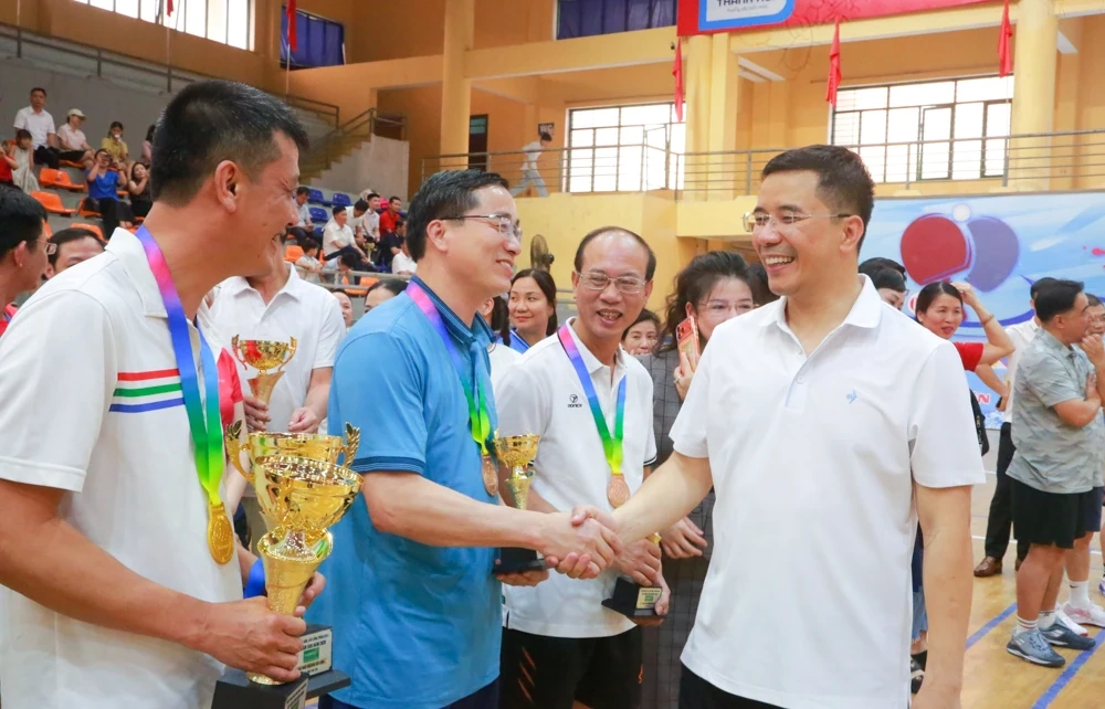 Phó Bí thư Thường trực Tỉnh ủy Nguyễn Hồng Phong giao lưu bóng bàn, động viên VĐV tại giải thể thao hè Sầm Sơn 2026