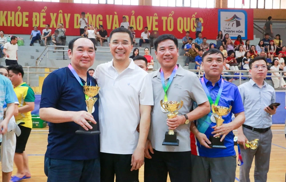 Phó Bí thư Thường trực Tỉnh ủy Nguyễn Hồng Phong giao lưu bóng bàn, động viên VĐV tại giải thể thao hè Sầm Sơn 2026