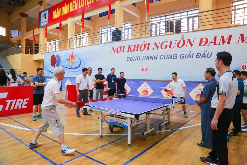 Phó Bí thư Thường trực Tỉnh ủy Nguyễn Hồng Phong giao lưu bóng bàn, động viên VĐV tại giải thể thao hè Sầm Sơn 2026