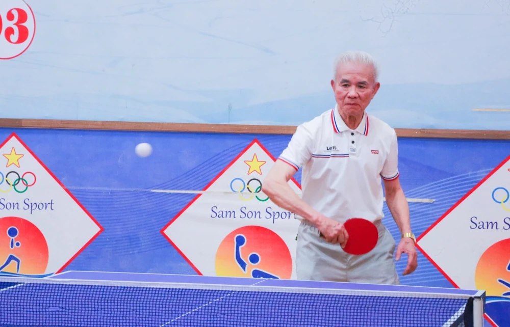 Phó Bí thư Thường trực Tỉnh ủy Nguyễn Hồng Phong giao lưu bóng bàn, động viên VĐV tại giải thể thao hè Sầm Sơn 2026