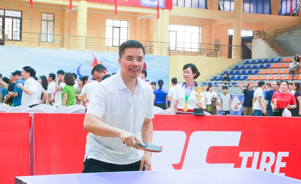 Phó Bí thư Thường trực Tỉnh ủy Nguyễn Hồng Phong giao lưu bóng bàn, động viên VĐV tại giải thể thao hè Sầm Sơn 2026