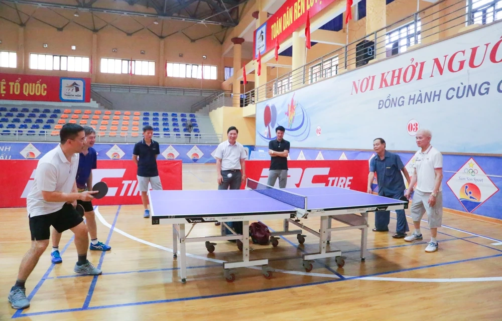 Phó Bí thư Thường trực Tỉnh ủy Nguyễn Hồng Phong giao lưu bóng bàn, động viên VĐV tại giải thể thao hè Sầm Sơn 2026