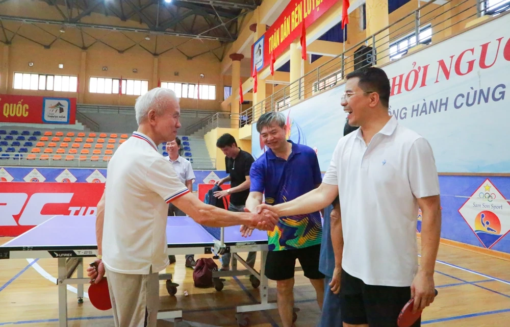 Phó Bí thư Thường trực Tỉnh ủy Nguyễn Hồng Phong giao lưu bóng bàn, động viên VĐV tại giải thể thao hè Sầm Sơn 2026