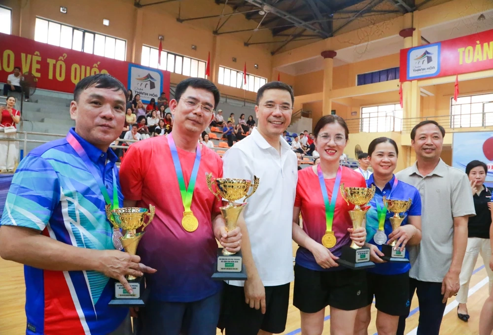 Phó Bí thư Thường trực Tỉnh ủy Nguyễn Hồng Phong giao lưu bóng bàn, động viên VĐV tại giải thể thao hè Sầm Sơn 2026