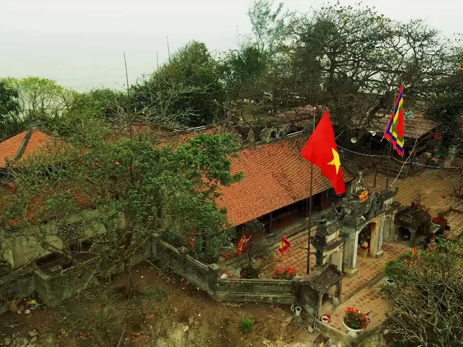 Ngôi đền được xây dựng từ thời Trần (thế kỷ 13 – 14) và trải qua nhiều lần trùng tu, tôn tạo. Tuy vậy, đền thần Độc Cước ngày nay vẫn mang vẻ đẹp cổ kính, rêu phong, đậm màu huyền bí, linh thiêng.