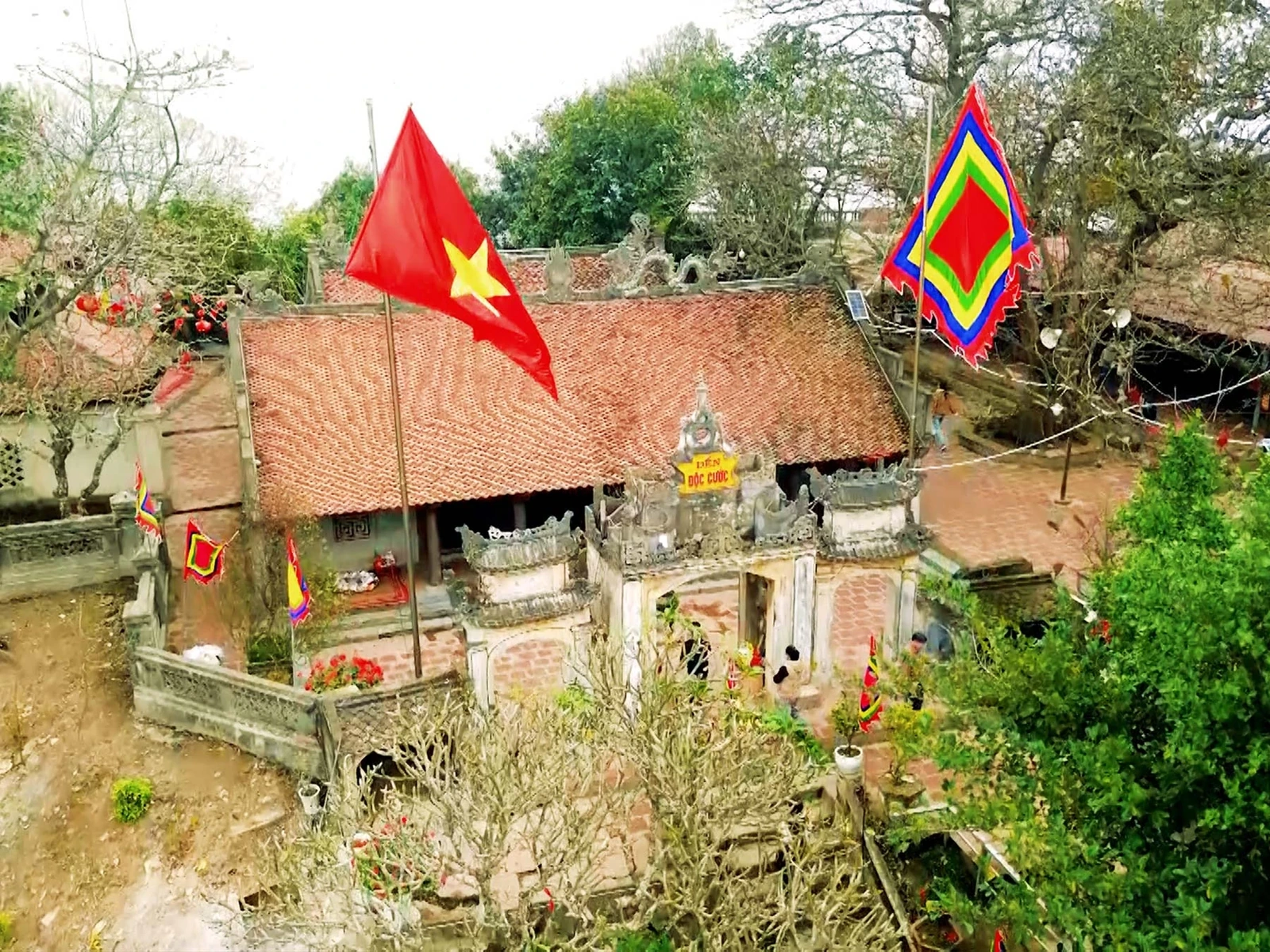Đền Độc Cước thờ vị thần Độc Cước, hay còn gọi là vị thánh 