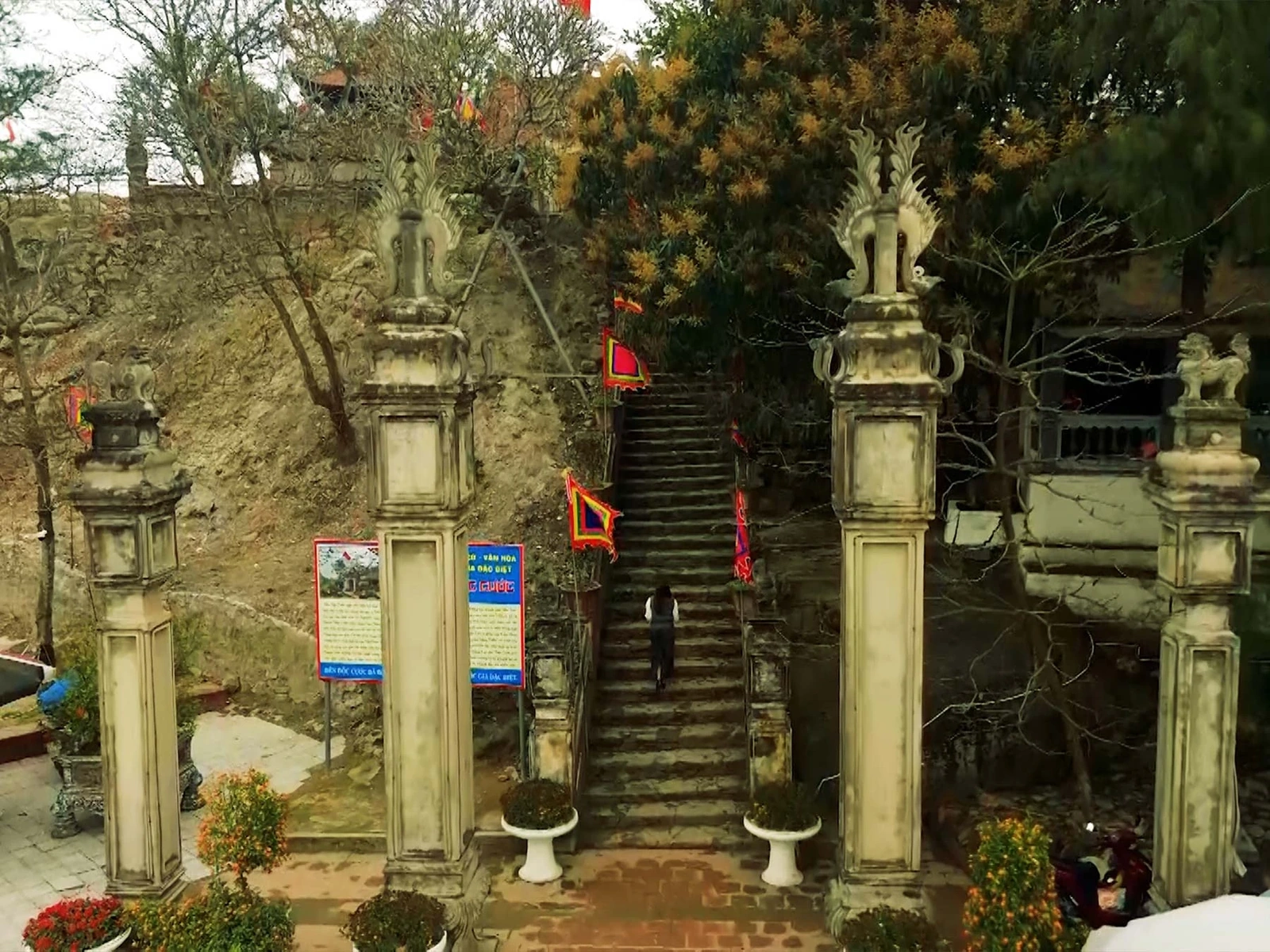 Đền Độc Cước tuy không đồ sộ, nguy nga nhưng vô cùng nổi bật với lối kiến trúc độc đáo và nhiều khu vực ấn tượng trải dài từ cổng tam quan đến khu vực cung cấm.