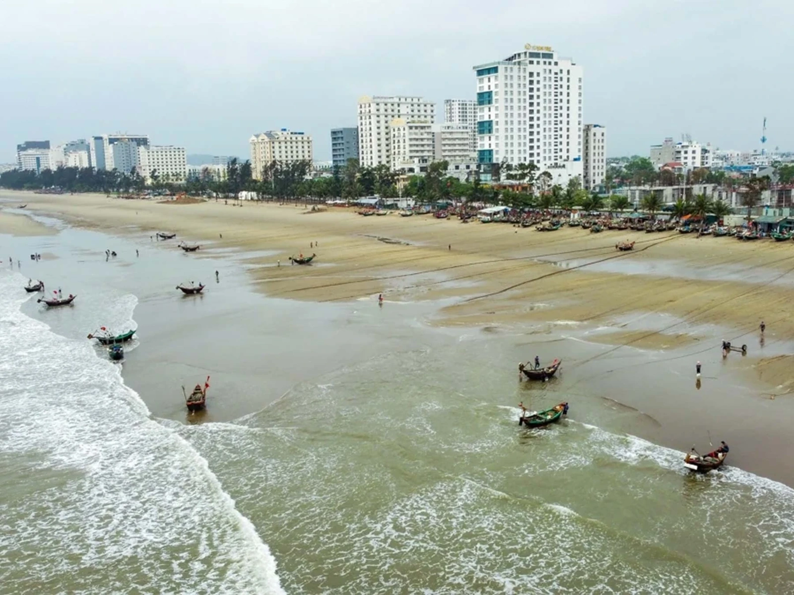Nằm ngay giữa khu du lịch biển Sầm Sơn sôi động, sầm uất lại có một làng chài nhỏ giản dị và yên bình. Ngay cả khi Sầm Sơn nhộn nhịp, tấp nập du khách vào mùa du lịch thì tại một góc nhỏ của bờ biển Sầm Sơn, những ngư dân của làng chài vẫn miệt mài, chăm chỉ đi đánh bắt từ đêm đến sáng.