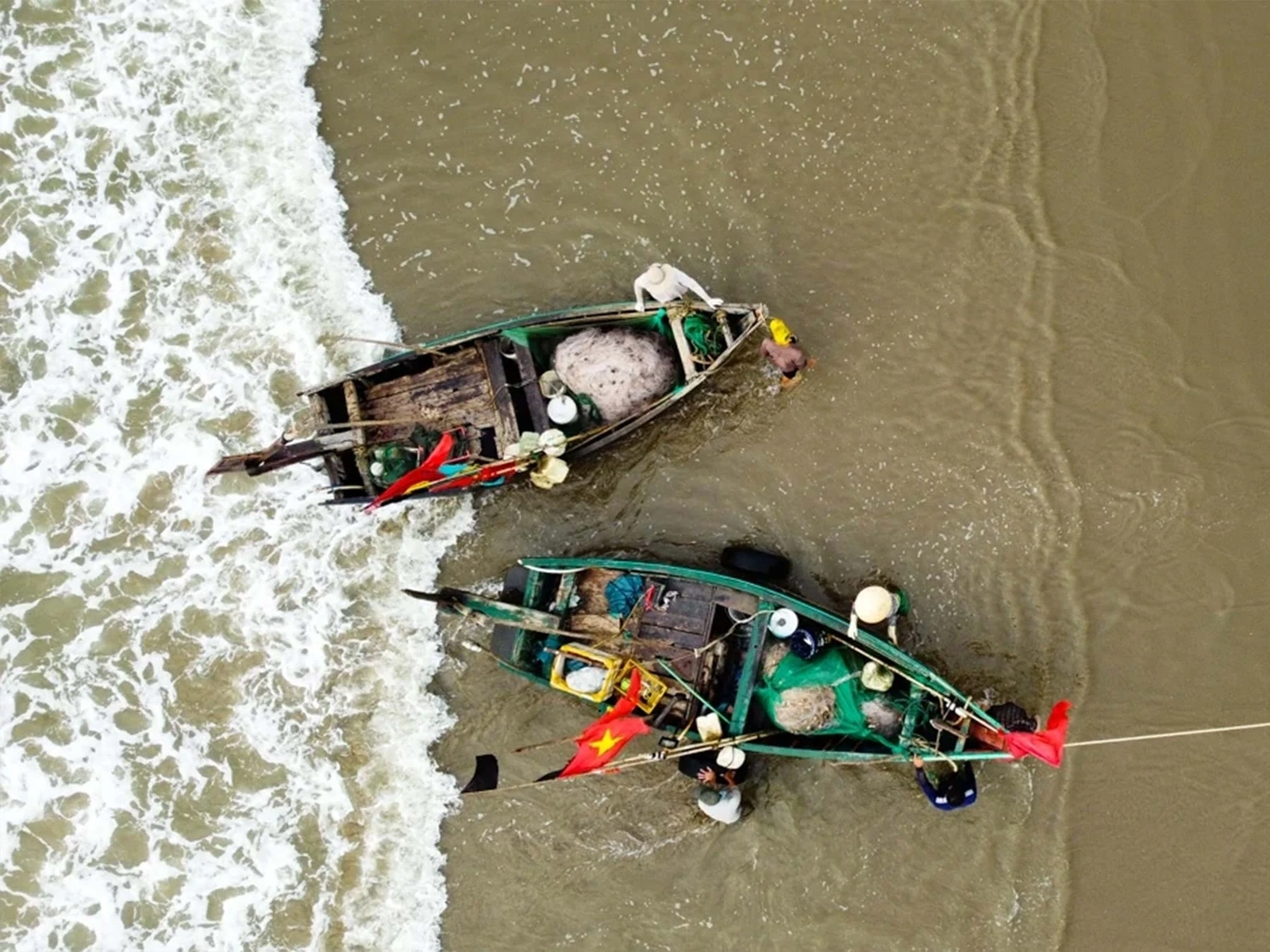 Giữa sự phát triển nhanh chóng của du lịch biển, làng chài Sầm Sơn như một khoảng lặng hiếm hoi, vẫn giữ nguyên nếp sống truyền thống của ngư dân bao đời nay.