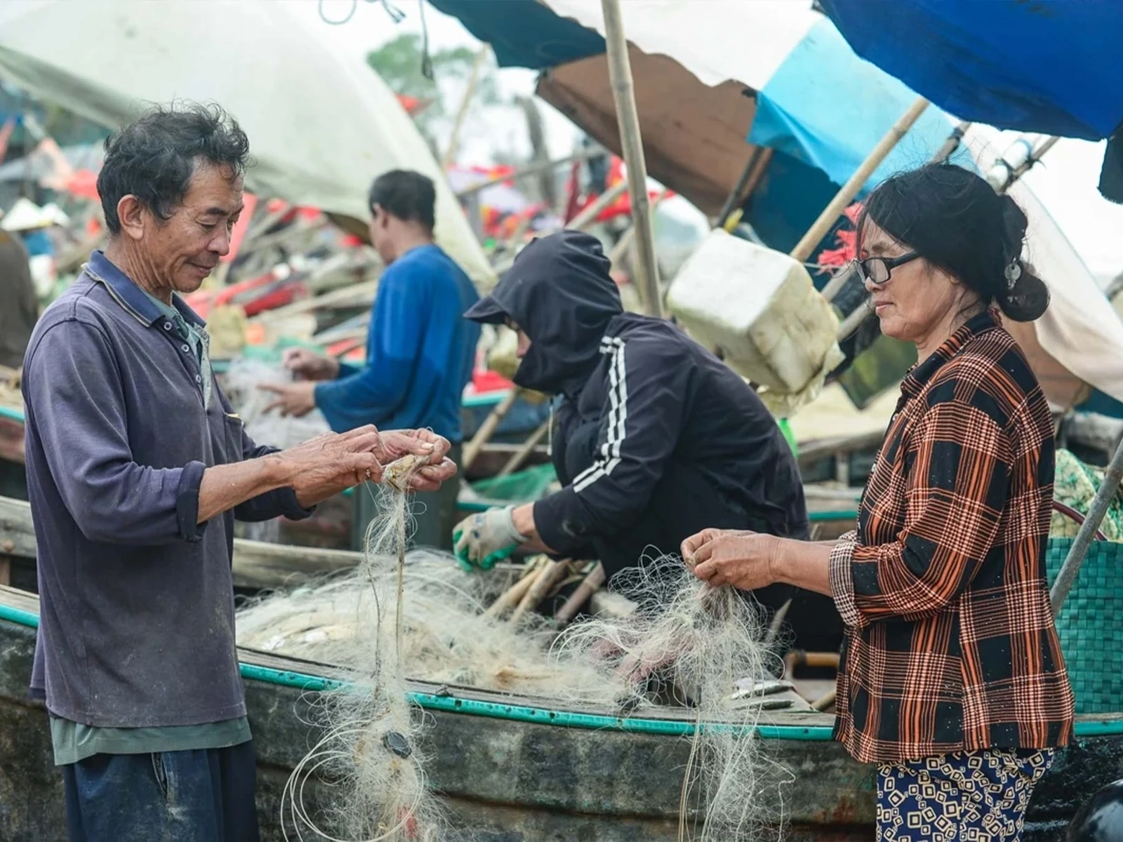 Ẩn sau vẻ đẹp yên bình là những nhọc nhằn mà không phải ai cũng thấu hiểu. Nghề biển vốn bấp bênh, phụ thuộc nhiều vào thời tiết. Chỉ một cơn bão bất ngờ cũng có thể khiến ngư dân mất trắng chuyến đi biển, thậm chí đối mặt với nguy hiểm.