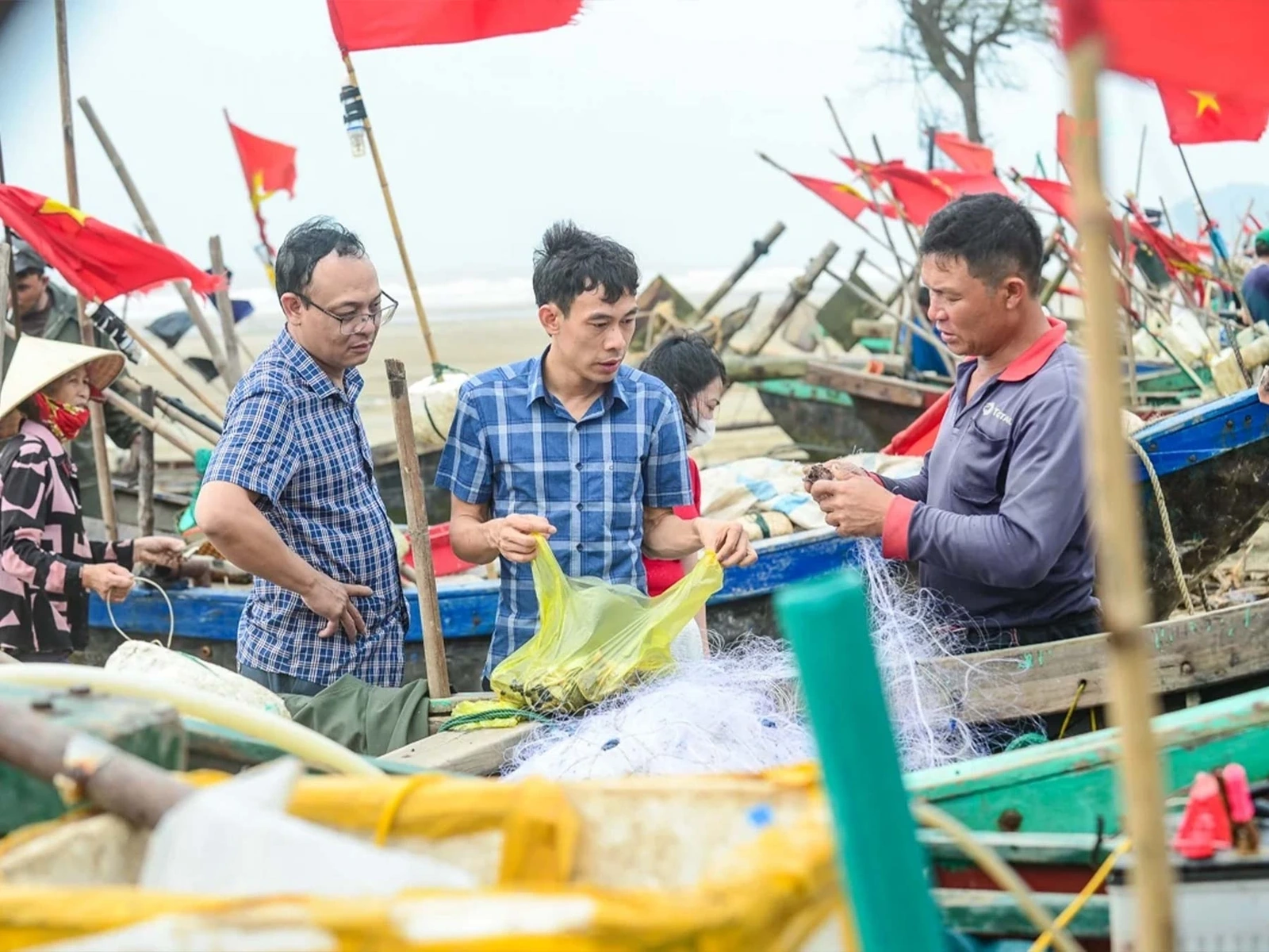 Du khách hào hứng lựa chọn những loại hải sản tươi rói vừa được ngư dân Sầm Sơn đánh bắt và đưa vào bờ ngay trong sớm mai.