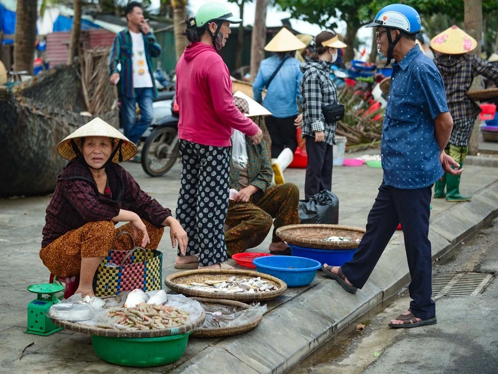 Ngày nay, đi chợ hải sản ngay trên bãi biển ở Sầm Sơn mang đến cho du khách một trải nghiệm rất khác. Không có quầy kệ, việc mua bán diễn ra nhanh chóng, thân tình. Người bán có thể vừa cân cá, vừa trò chuyện, kể về chuyến ra khơi trong đêm, tạo nên sự gần gũi, mộc mạc rất riêng.