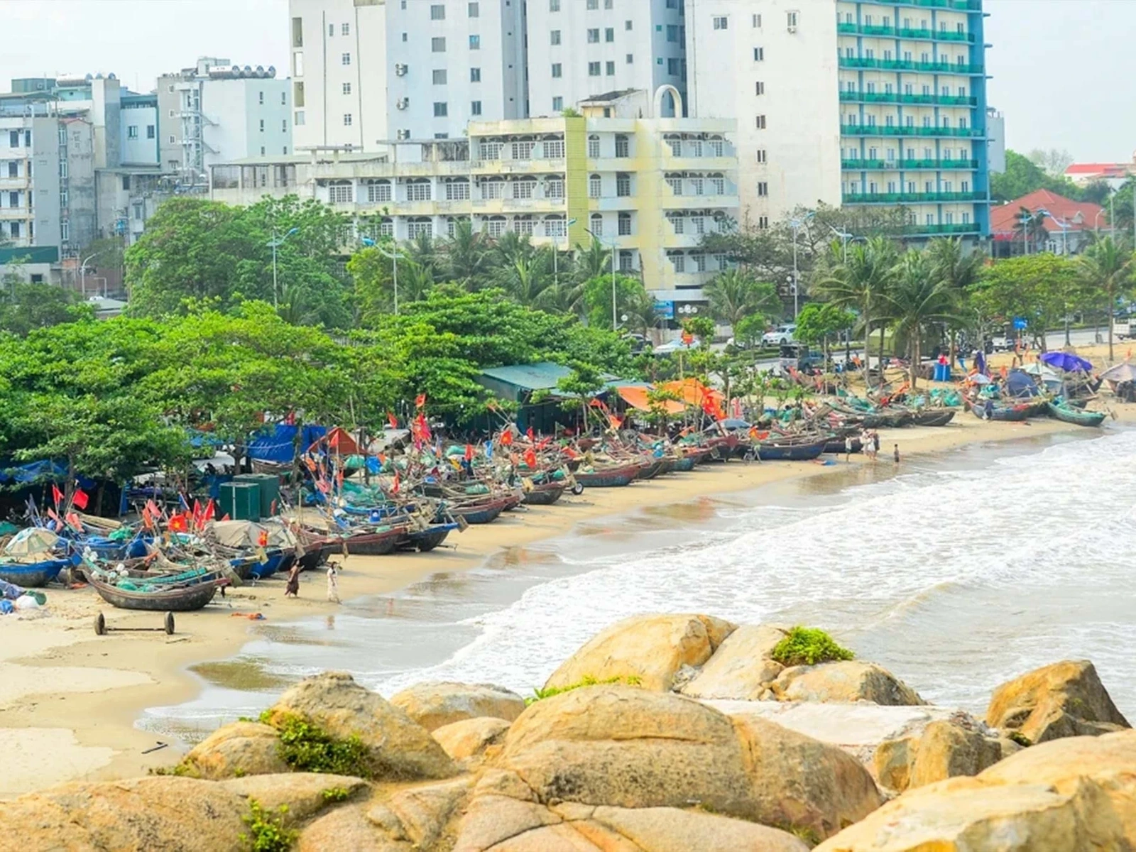 Làng chài ven biển Sầm Sơn không chỉ là một điểm đến du lịch, mà còn là câu chuyện về con người, về sự kiên cường và tình yêu biển cả. Giữa những đổi thay của thời đại, làng chài vẫn ở đó, bình dị, mộc mạc nhưng đầy sức sống. Và chính nơi ấy đã góp phần làm nên một Sầm Sơn không chỉ đẹp bởi cảnh sắc, mà còn giàu chiều sâu văn hóa và cảm xúc.