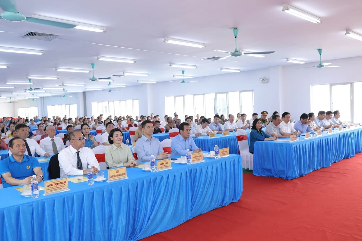 Chủ tịch Ủy ban Trung ương MTTQ Việt Nam Bùi Thị Minh Hoài và lãnh đạo tỉnh Thanh Hóa trao quà cho gia đình chính sách, người nghèo, công nhân lao động khó khăn