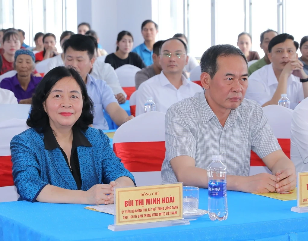 Chủ tịch Ủy ban Trung ương MTTQ Việt Nam Bùi Thị Minh Hoài và lãnh đạo tỉnh Thanh Hóa trao quà cho gia đình chính sách, người nghèo, công nhân lao động khó khăn