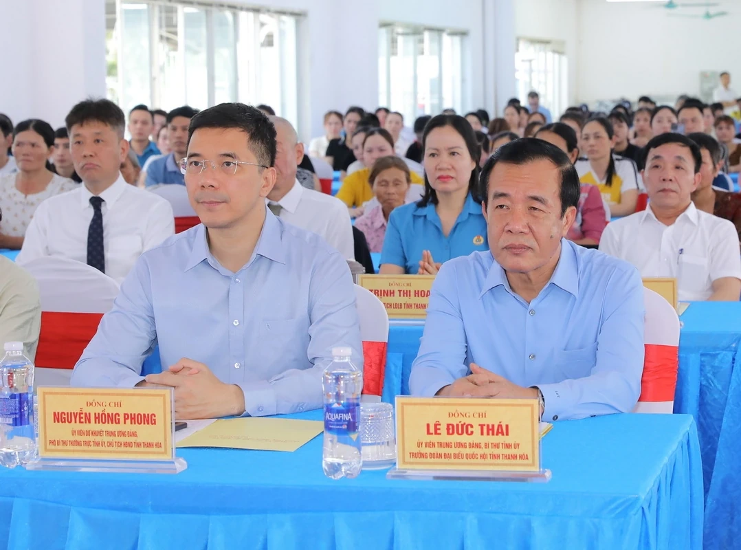 Chủ tịch Ủy ban Trung ương MTTQ Việt Nam Bùi Thị Minh Hoài và lãnh đạo tỉnh Thanh Hóa trao quà cho gia đình chính sách, người nghèo, công nhân lao động khó khăn