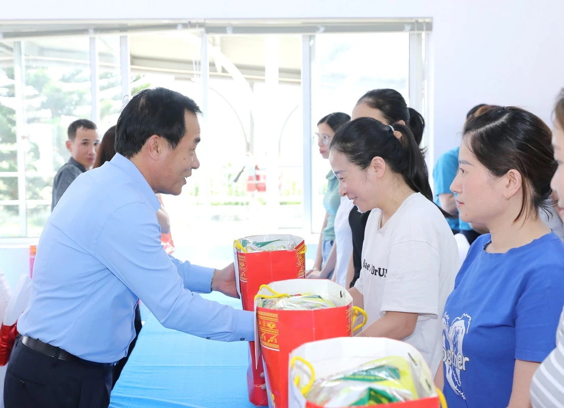 Chủ tịch Ủy ban Trung ương MTTQ Việt Nam Bùi Thị Minh Hoài và lãnh đạo tỉnh Thanh Hóa trao quà cho gia đình chính sách, người nghèo, công nhân lao động khó khăn