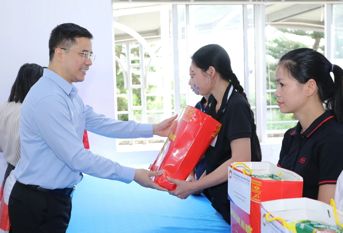 Chủ tịch Ủy ban Trung ương MTTQ Việt Nam Bùi Thị Minh Hoài và lãnh đạo tỉnh Thanh Hóa trao quà cho gia đình chính sách, người nghèo, công nhân lao động khó khăn