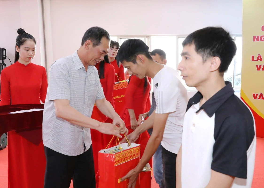 Chủ tịch Ủy ban Trung ương MTTQ Việt Nam Bùi Thị Minh Hoài và lãnh đạo tỉnh Thanh Hóa trao quà cho gia đình chính sách, người nghèo, công nhân lao động khó khăn