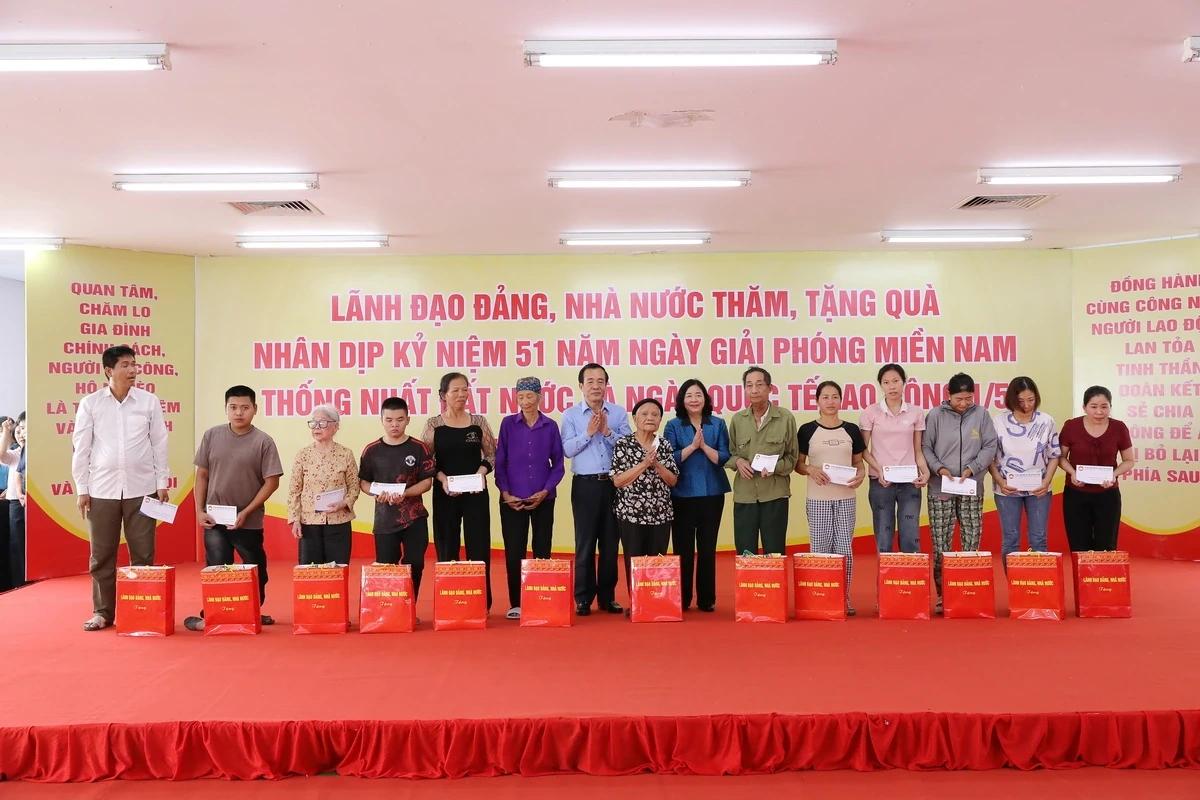 Chủ tịch Ủy ban Trung ương MTTQ Việt Nam Bùi Thị Minh Hoài và lãnh đạo tỉnh Thanh Hóa trao quà cho gia đình chính sách, người nghèo, công nhân lao động khó khăn