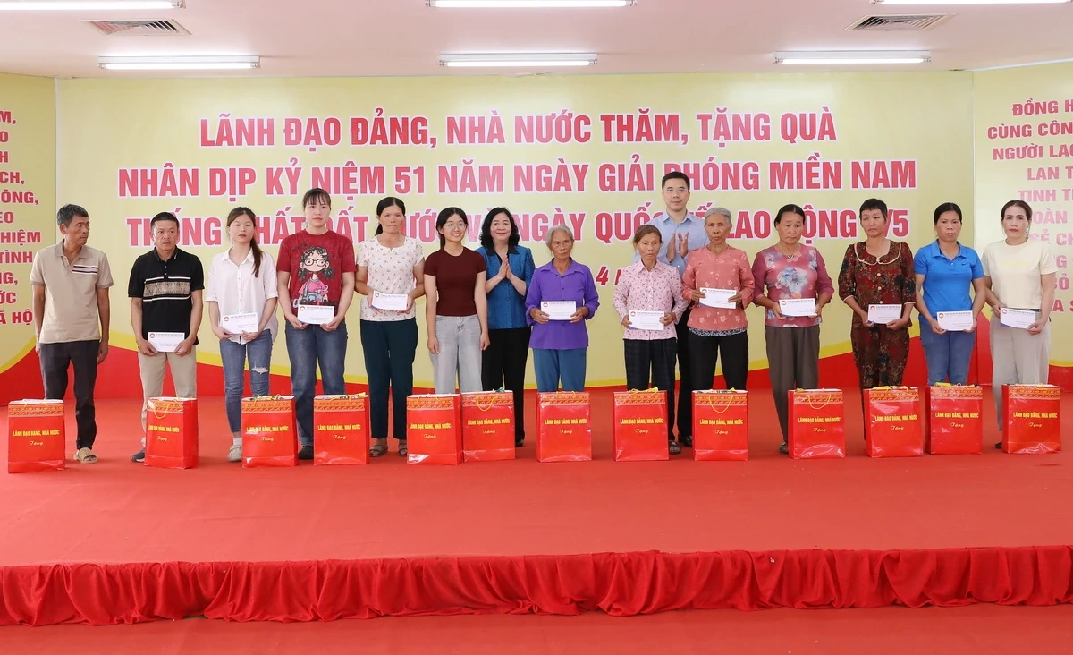 Chủ tịch Ủy ban Trung ương MTTQ Việt Nam Bùi Thị Minh Hoài và lãnh đạo tỉnh Thanh Hóa trao quà cho gia đình chính sách, người nghèo, công nhân lao động khó khăn