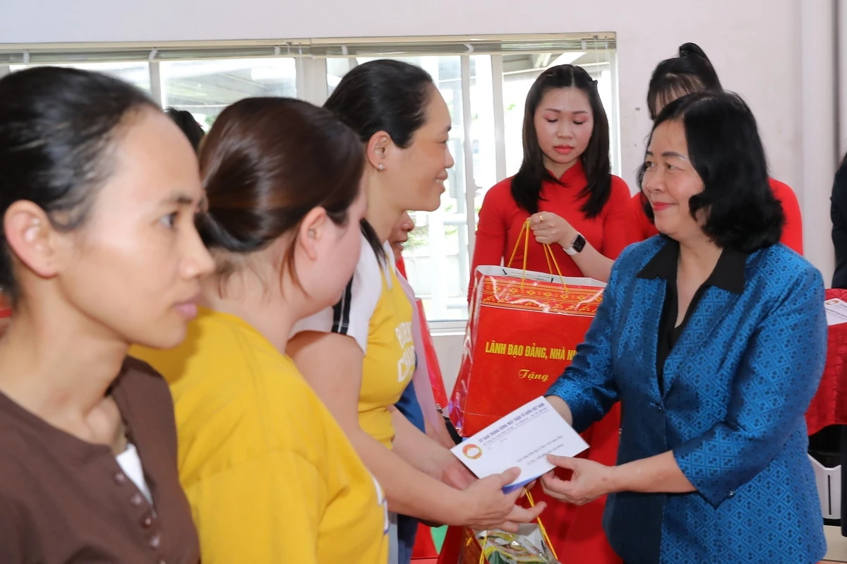 Chủ tịch Ủy ban Trung ương MTTQ Việt Nam Bùi Thị Minh Hoài và lãnh đạo tỉnh Thanh Hóa trao quà cho gia đình chính sách, người nghèo, công nhân lao động khó khăn