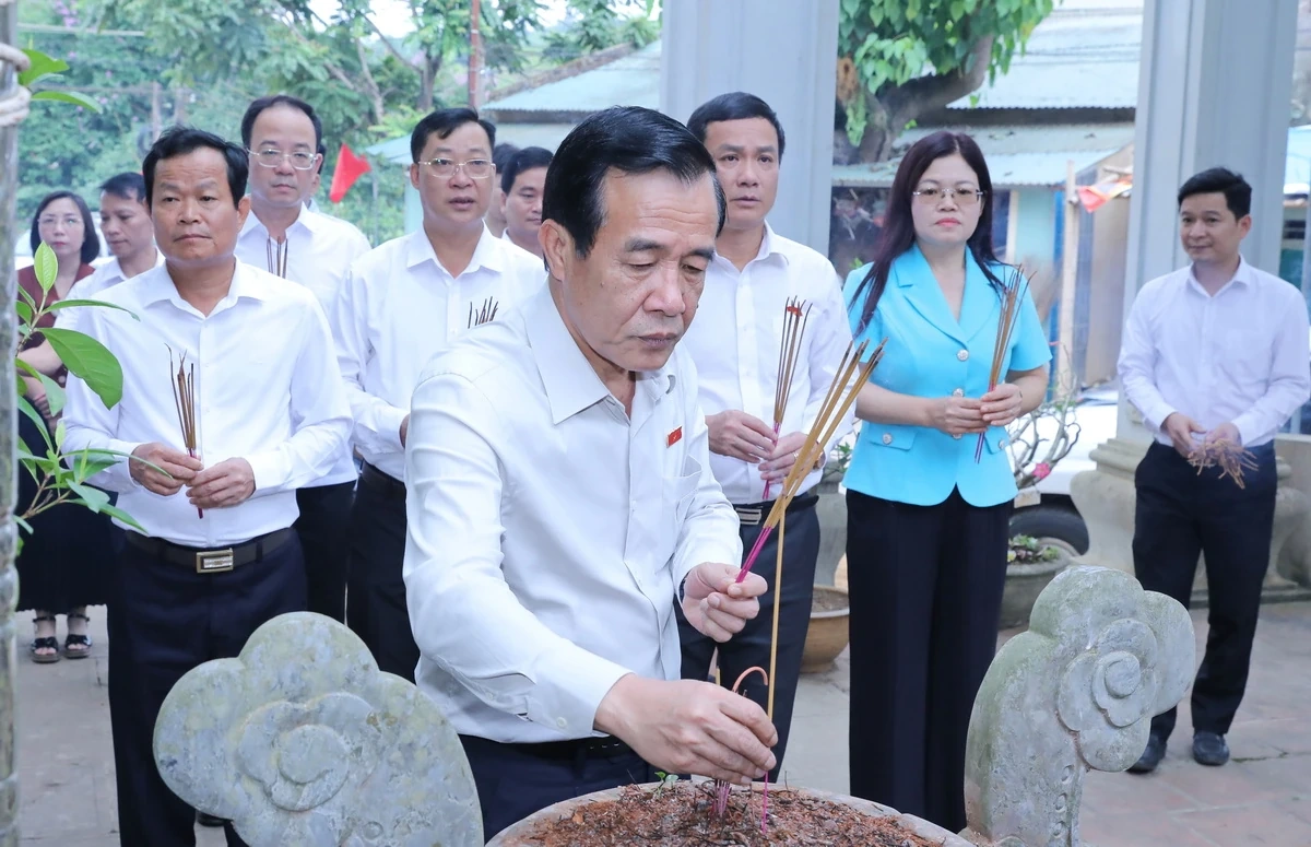 Bí thư Tỉnh ủy, Trưởng Đoàn ĐBQH tỉnh Lê Đức Thái tiếp xúc cử tri xã Ngọc Trạo: Chuyển mạnh từ tư duy thụ hưởng sang chủ động kiến tạo phát triển