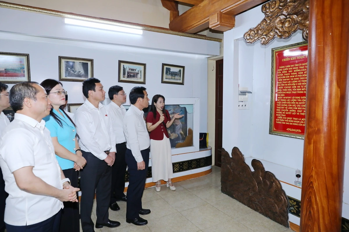 Bí thư Tỉnh ủy, Trưởng Đoàn ĐBQH tỉnh Lê Đức Thái tiếp xúc cử tri xã Ngọc Trạo: Chuyển mạnh từ tư duy thụ hưởng sang chủ động kiến tạo phát triển