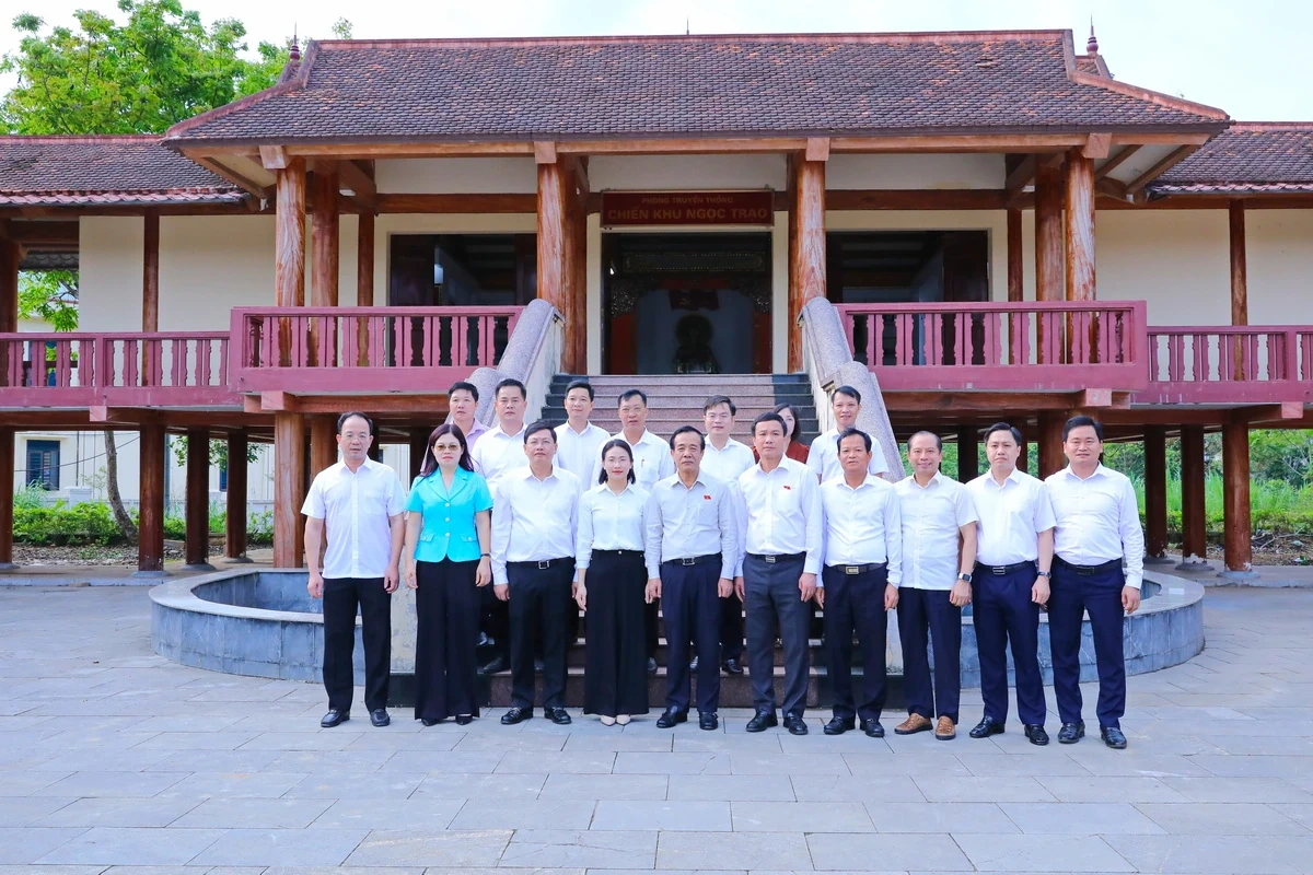 Bí thư Tỉnh ủy, Trưởng Đoàn ĐBQH tỉnh Lê Đức Thái tiếp xúc cử tri xã Ngọc Trạo: Chuyển mạnh từ tư duy thụ hưởng sang chủ động kiến tạo phát triển