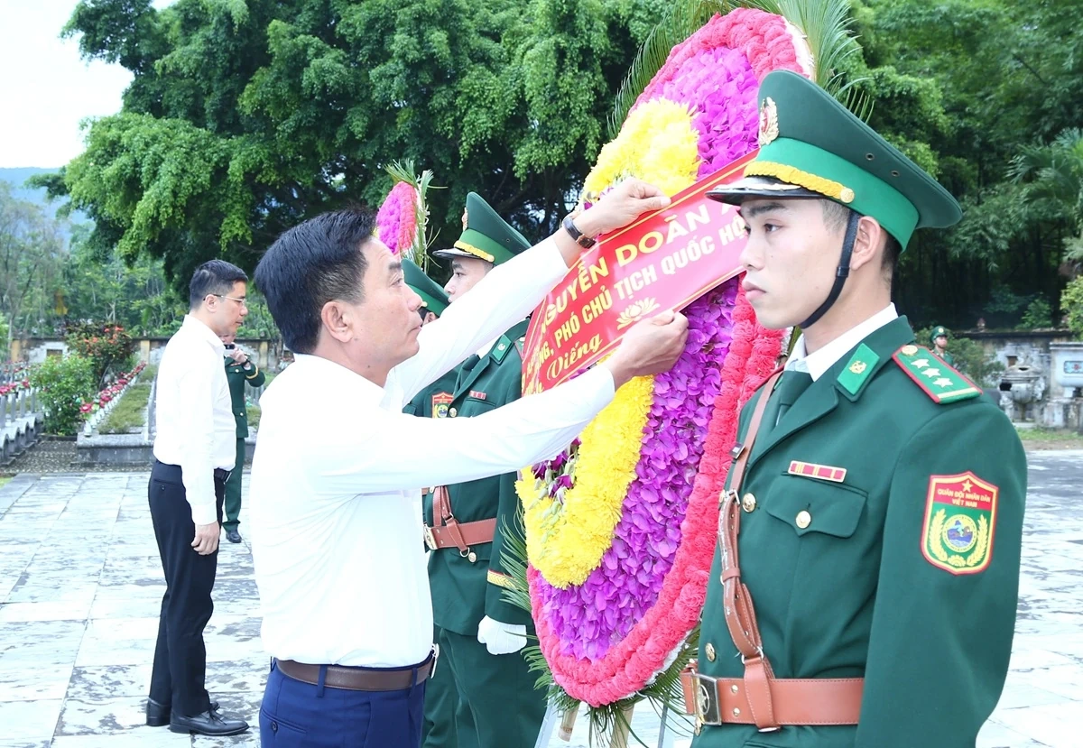 Phó Chủ tịch Quốc hội Nguyễn Doãn Anh dâng hương tưởng niệm các anh hùng liệt sĩ tại Nghĩa trang Liệt sĩ Quốc tế Đồng Tâm
