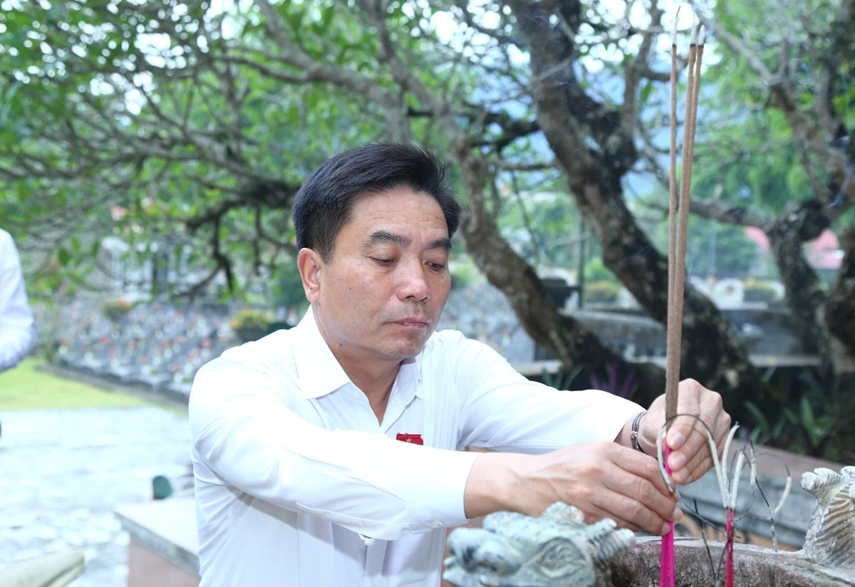 Phó Chủ tịch Quốc hội Nguyễn Doãn Anh dâng hương tưởng niệm các anh hùng liệt sĩ tại Nghĩa trang Liệt sĩ Quốc tế Đồng Tâm