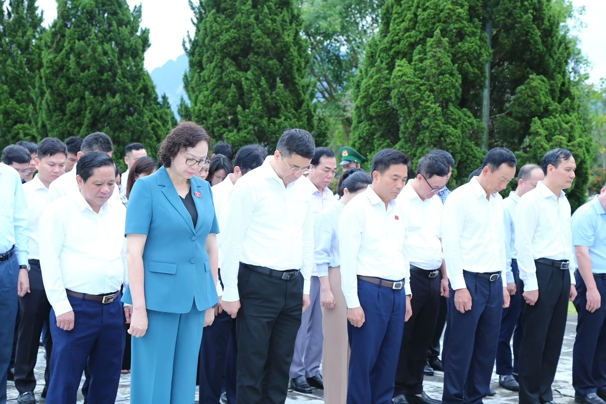 Phó Chủ tịch Quốc hội Nguyễn Doãn Anh dâng hương tưởng niệm các anh hùng liệt sĩ tại Nghĩa trang Liệt sĩ Quốc tế Đồng Tâm
