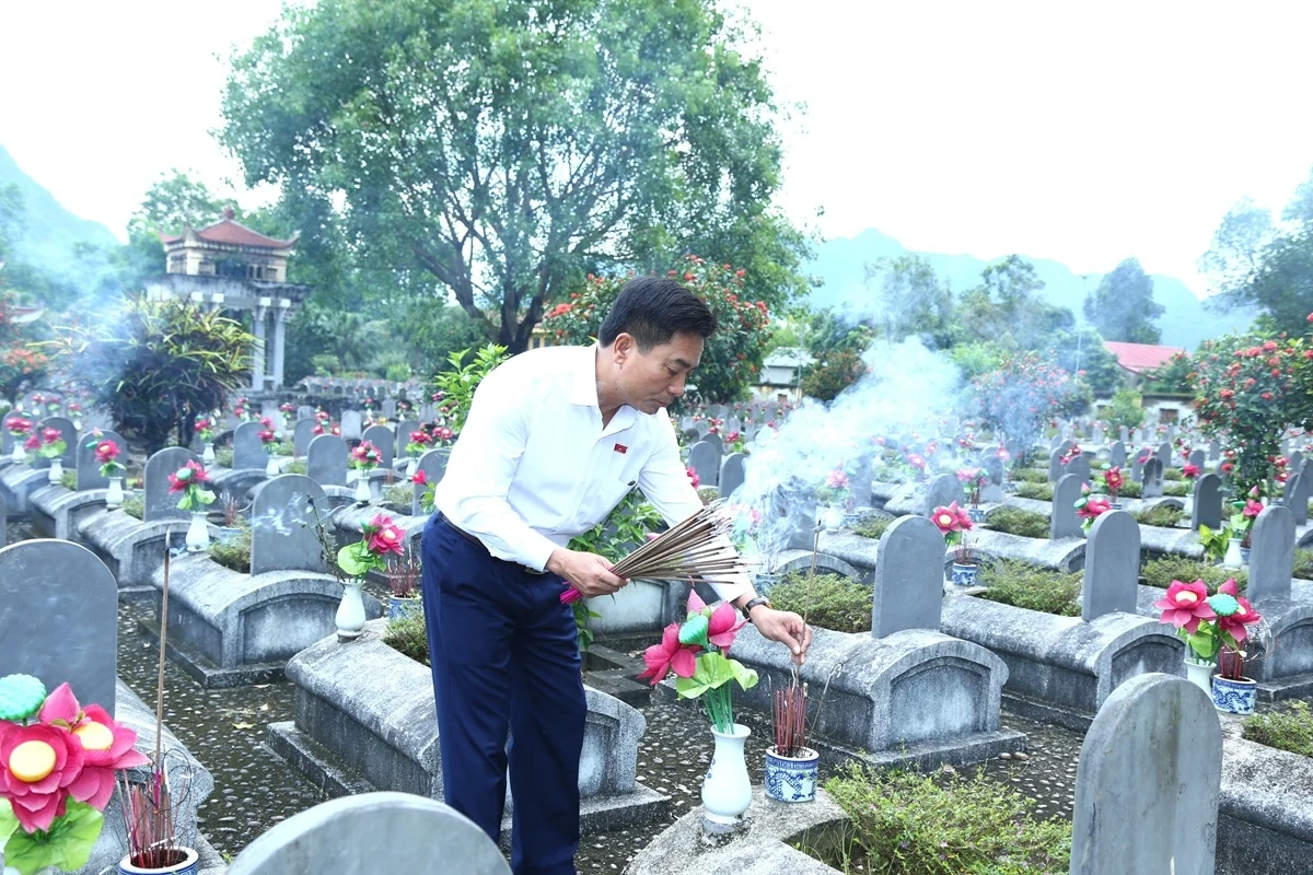 Phó Chủ tịch Quốc hội Nguyễn Doãn Anh dâng hương tưởng niệm các anh hùng liệt sĩ tại Nghĩa trang Liệt sĩ Quốc tế Đồng Tâm