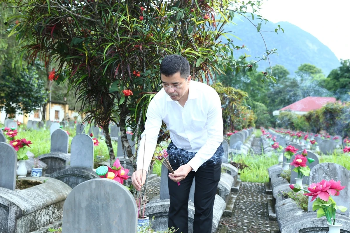 Phó Chủ tịch Quốc hội Nguyễn Doãn Anh dâng hương tưởng niệm các anh hùng liệt sĩ tại Nghĩa trang Liệt sĩ Quốc tế Đồng Tâm