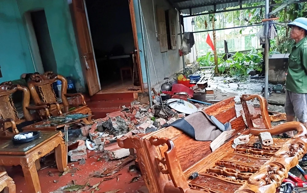 Dông lốc kèm theo mưa gây thiệt hại về nhà ở, tài sản và sản xuất của người dân