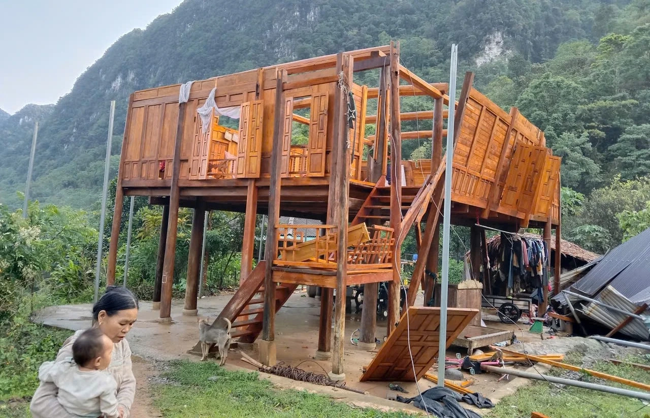 Dông lốc, mưa lớn gây thiệt hại nặng về nhà ở, tài sản và sản xuất của người dân