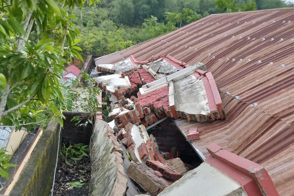 Dông lốc, mưa lớn gây thiệt hại nặng về nhà ở, tài sản và sản xuất của người dân