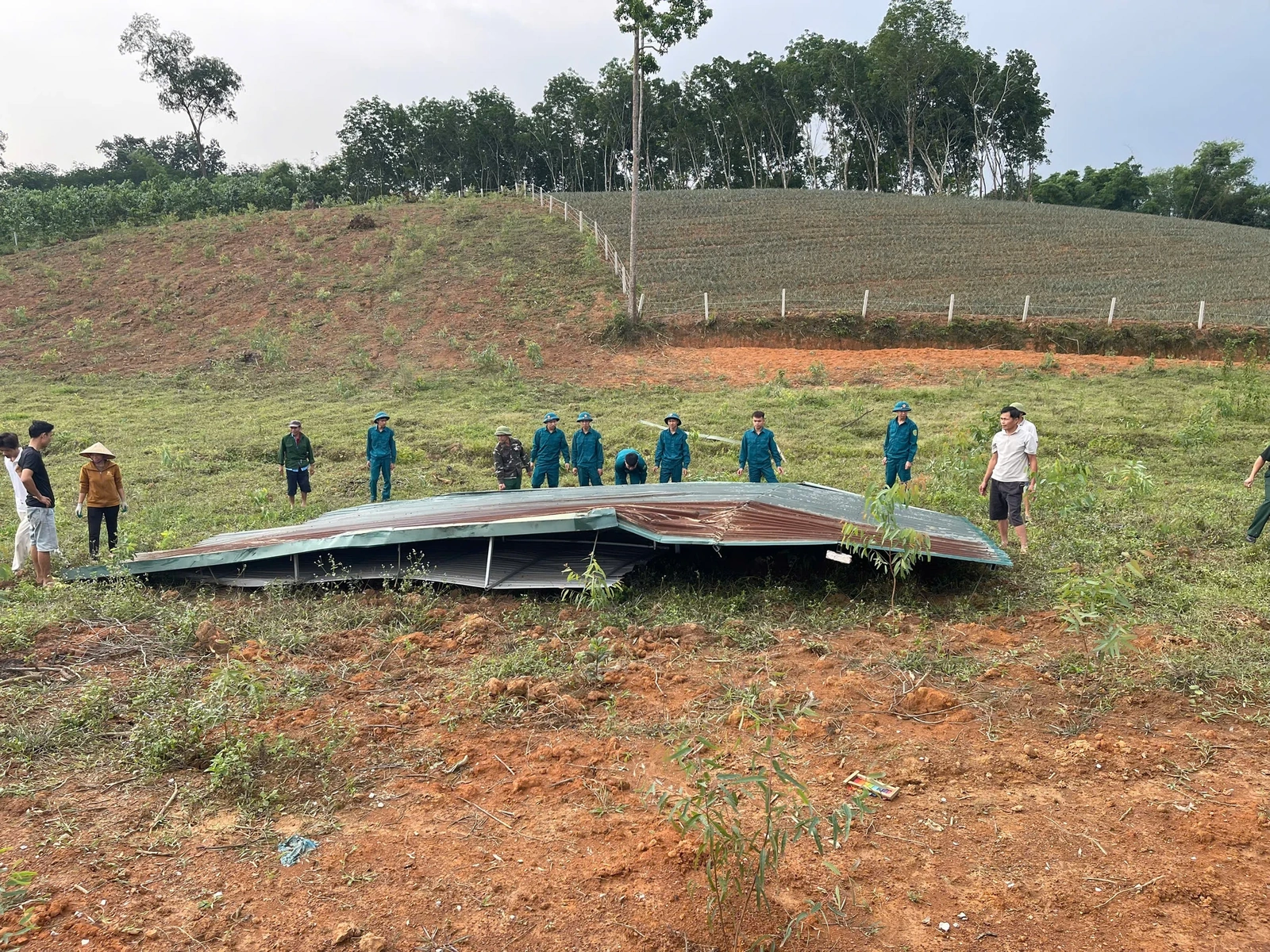 Dông lốc, mưa lớn gây thiệt hại nặng về nhà ở, tài sản và sản xuất của người dân