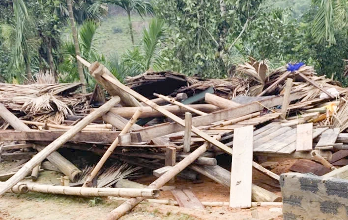 Dông lốc, mưa lớn gây thiệt hại nặng về nhà ở, tài sản và sản xuất của người dân