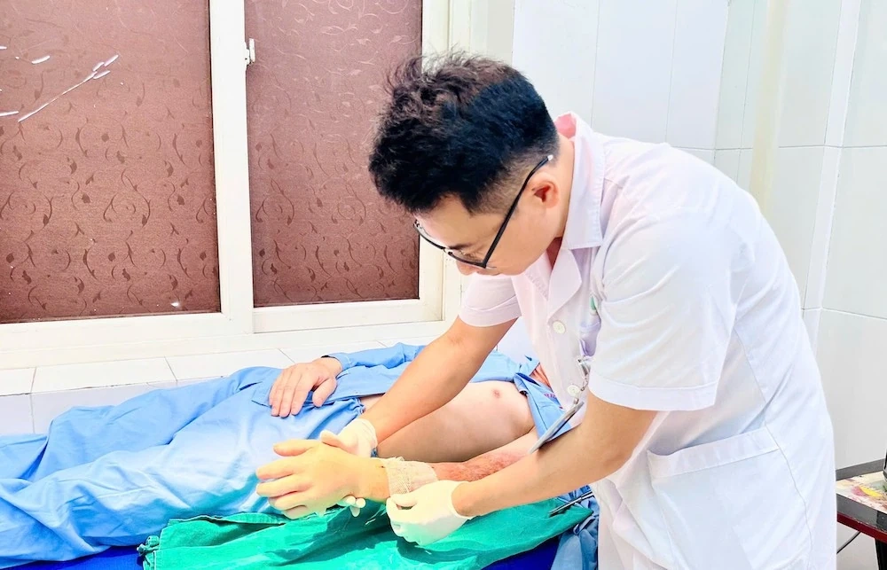 6 giờ nghẹt thở nối thành công cẳng tay đứt rời cho nam bệnh nhân