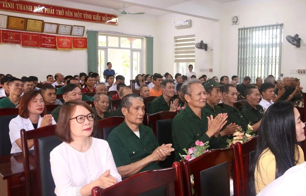 Trao quà của Tổng Bí thư, Chủ tịch nước cho người có công tại Trung tâm Nuôi dưỡng, điều dưỡng người có công Thanh Hóa