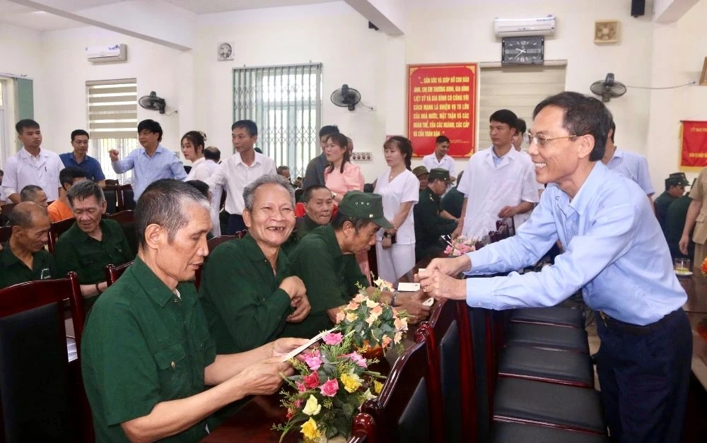 Trao quà của Tổng Bí thư, Chủ tịch nước cho người có công tại Trung tâm Nuôi dưỡng, điều dưỡng người có công Thanh Hóa